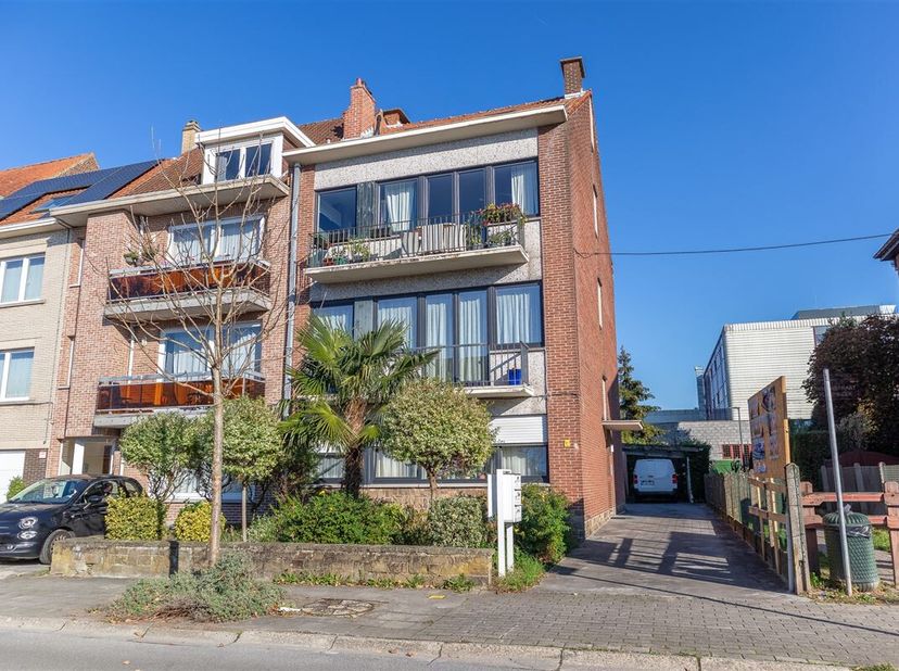 Property One, votre partenaire immobilier, vous propose un charmant appartement deux chambres avec combles aménageables, idéalement situé à la limite