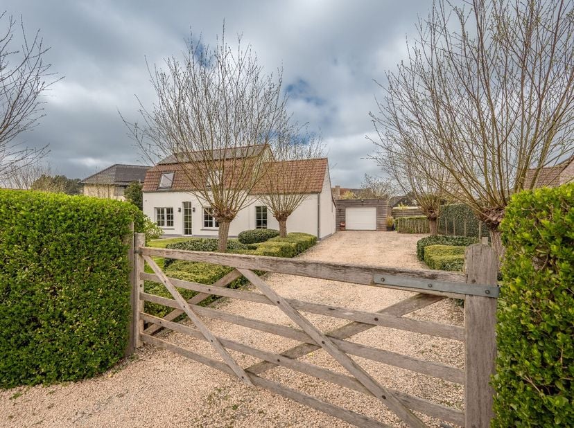 Welkom in deze warme en karaktervolle woning, rustig gelegen in een leuke straat in Sijsele.&lt;br /&gt;
Deze gezellige woonst combineert gezelligheid en co