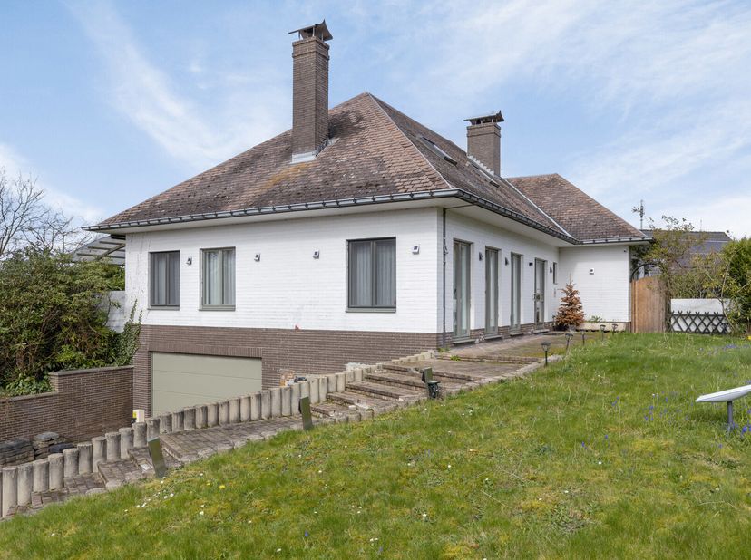 Stijlvolle villa op 6a28ca met 5 slaapkamers en 2 badkamers&lt;br /&gt;
Achter deze tijdloze gevel schuilt een enorm potentieel met 422m² bewoonbare oppervl