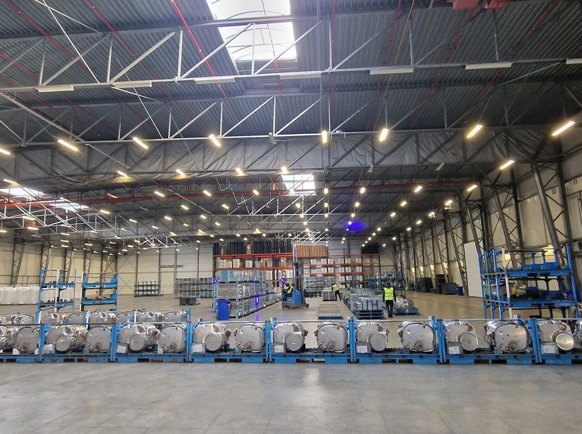 Haven GENTSkaldenstraat Warehouse 6240 m24 laadkades1 gelijkvloerse poortBuitenterrein 1822 m2Inpandig receptielokaalKantoorVH DG Real EstateMaking Re