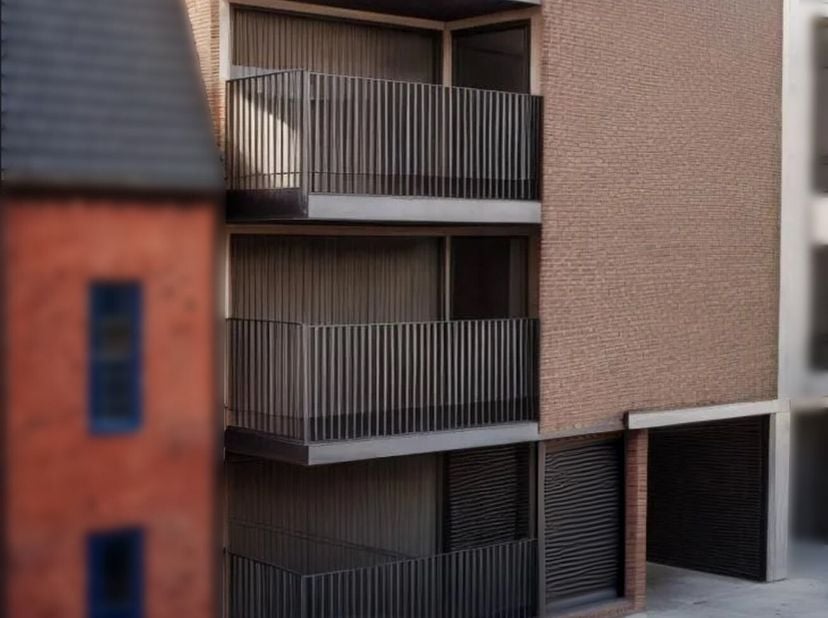 Leuk nieuwbouwproject met een goedgekeurde vergunning voor het bouwen van 3 appartementen en 4 parkeerplaatsen pal in het centrum van Lendelede.&lt;br /&gt;
