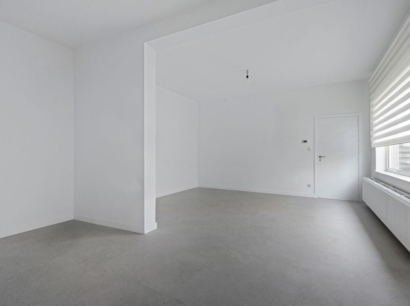 Dit gerenoveerde gelijkvloerse appartement aan de Olympialaan in Sint-Truiden combineert twee volwaardige slaapkamers, een ruime buitenkoer van 36 m²