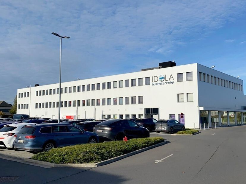 30m² d'espace de bureau pour 4 postes de travail au 1er étage du Centre d'Affaires Idola,<br />
Emplacement : situé commercialement le long de la chau