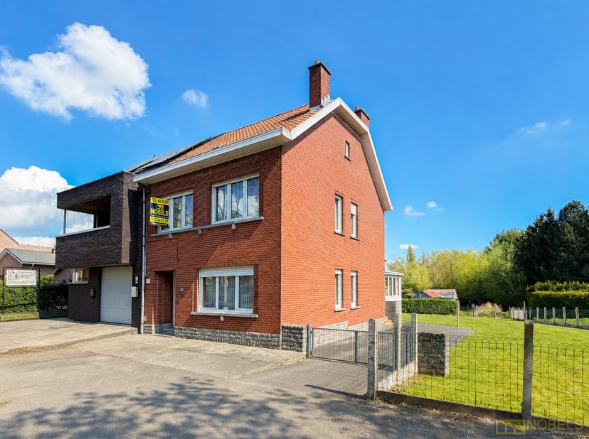 Karaktervolle HALFOPEN BEBOUWING met VEEL POTENTIEEL op een RUIM PERCEEL van ca. 603 m² in NIEUWERKERKEN (AALST). Gelegen op een BOOGSCHEUT VAN AALST