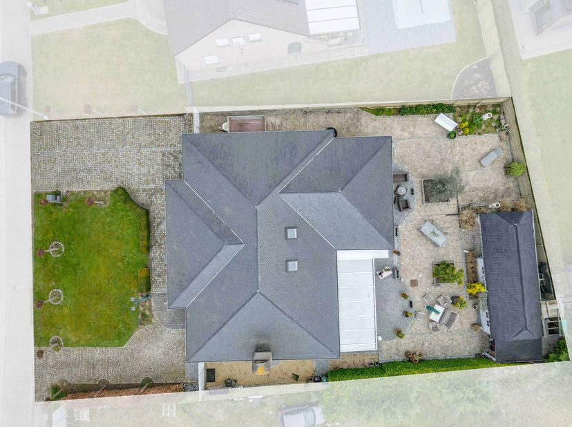 Deze villa ligt op de Borgwormsesteenweg, op een tiental minuten van het centrum van Sint-Truiden en een tiental minuten van de E40. De woning werd in