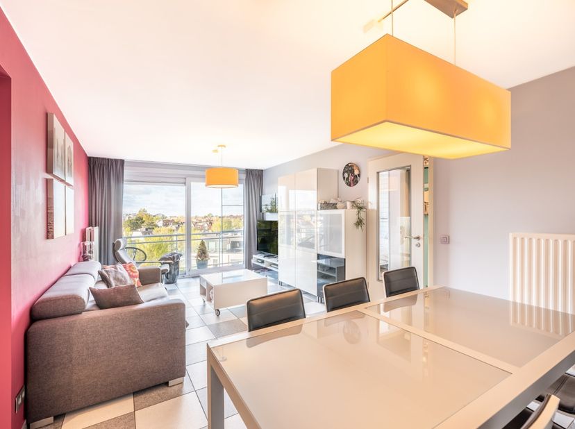 Appartement met 2 slaapkamers en parkeerplaats te huur op de zesde verdieping van residentie Zandroos. De ligging is top: centraal gelegen, doch rusti