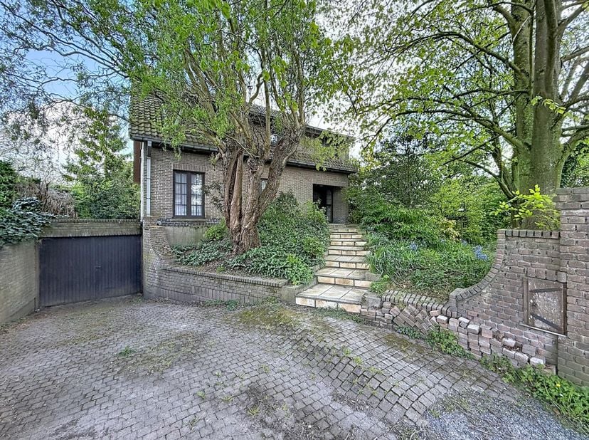 LOT 1: MAISON MITOYENNE - <br />
<br />
Hall d'entrée, coin salon, salle à manger, cuisine, garage, cave, 4 chambres, salle de bains, grenier.