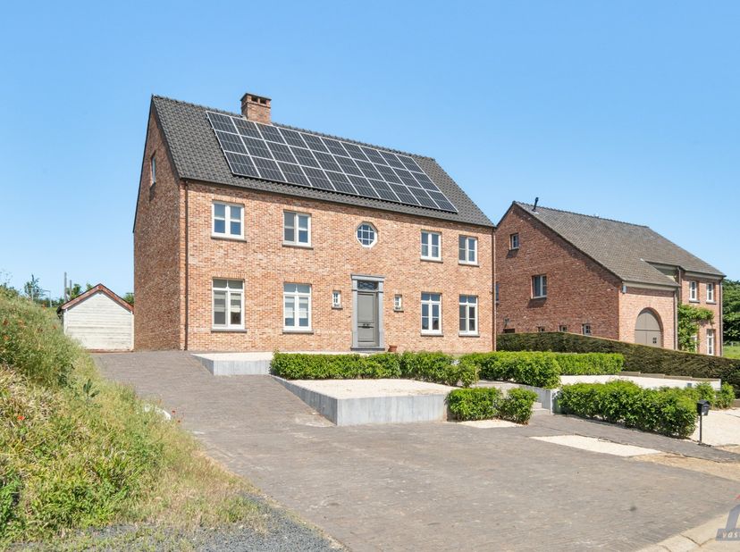 In het landelijke Groot-Gelmen, een rustige deelgemeente van Sint-Truiden gelegen midden in het prachtige Haspengouwse landschap, vinden we deze ruime