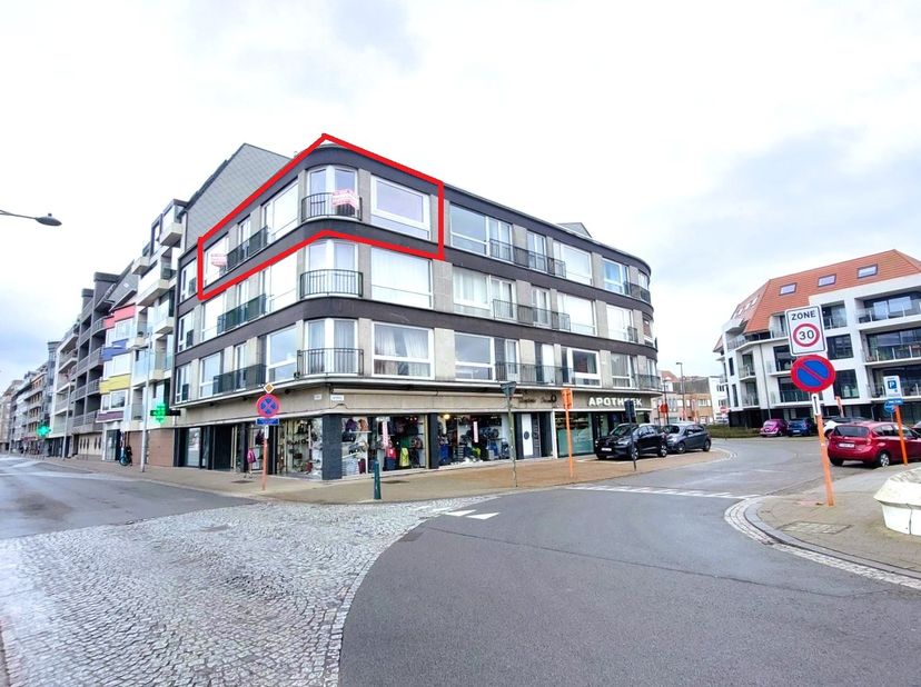 Dit appartement is gelegen in het centrum van Bredene Duinen met prachtig open zicht<br />
op de duinen en Bredene Centrum.<br />
<br />
Gelegen op de