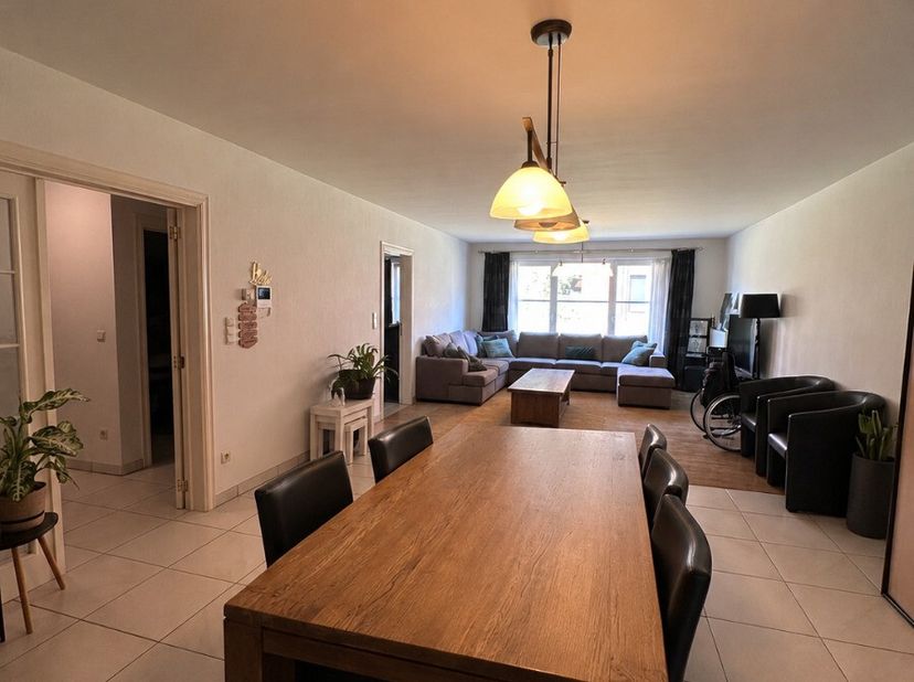 Ruim gelijkvloers appartement met 3 slaapkamers te Pelt:Indeling: inkom, toilet, woonkamer, keuken, 3 slaapkamers, bureau, badkamer en berging/wasplaa