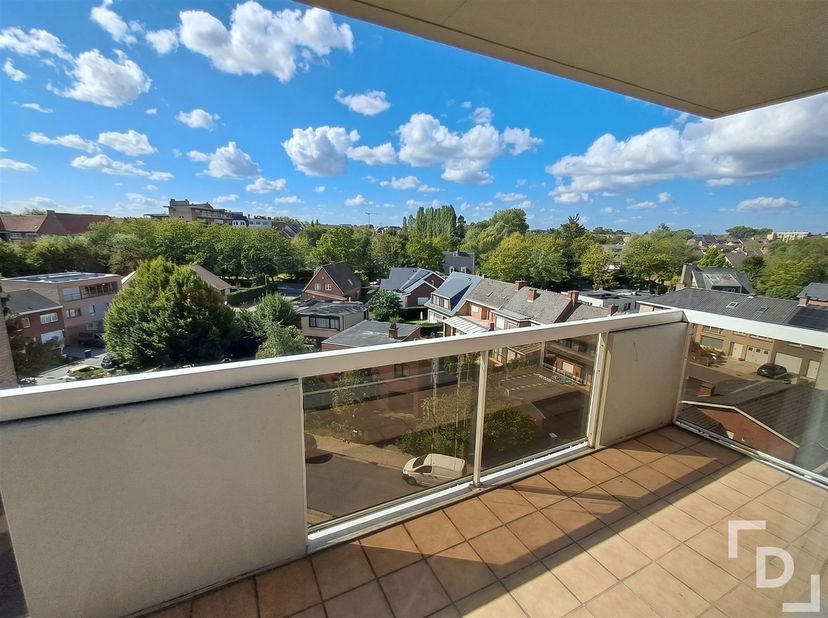 In de Vleeshouwersstraat vinden we dit lichtrijke appartement terug, voorzien van een zongericht terras waar je de hele dag door kan genieten van het