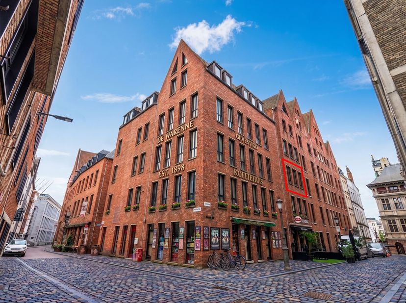 Prachtig gerenoveerd (2026) Appartement (81m²) voorzien van 2 slaapkamers, gelegen op een steenworp van de Grote Markt in Antwerpen<br />
<br />
 <b