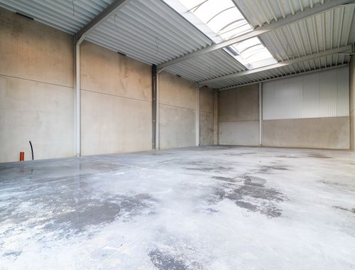                                         Bâtiment d’entreprise à louer à Florennes, € 935
