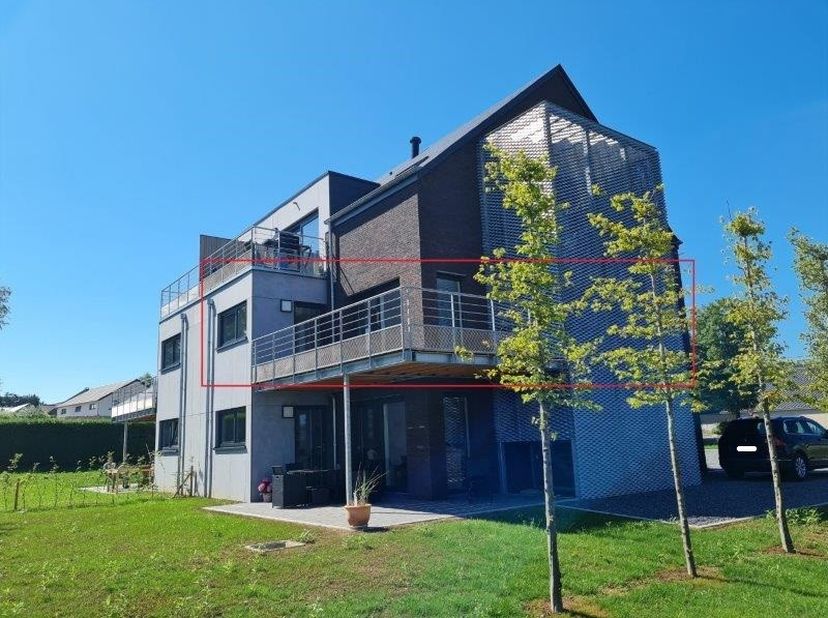 Spacieux appartement (+- 100m²) avec une grande terrasse, situé à proximité du centre et des commerces.<br />
<br />
Composition du bien (1er étage):<