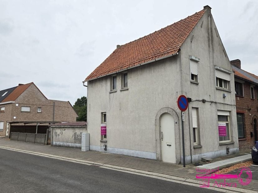 * Totaalrenovatie project op 205 M² grondoppervlakte in het centrum van Meulebeke (Zuid-Australiëplein)<br />
* Bouwjaar 1931&amp;nbsp;<br />
* Buitenomge