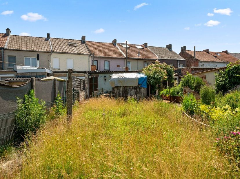 Deze standaard rijwoning in Attenhoven is de perfecte plek voor een gezin dat op zoek is naar een comfortabele en praktische woning. De woning beschik