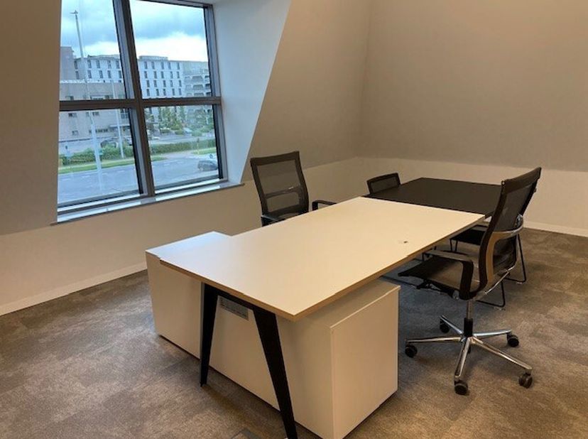 Modulair werken op een inspirerende locatie in Business-center d'Offiz te Turnhout.<br />
Gelegen aan de Parklaan (Ring Turnhout) in een kantoorgebouw