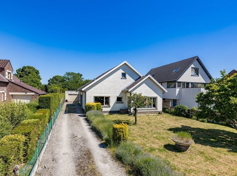Ontdek deze interessante en solide bungalow uit 1965, rustig gelegen in het landelijke en gegeerde Massemen. De woning bevindt zich op een gunstige lo