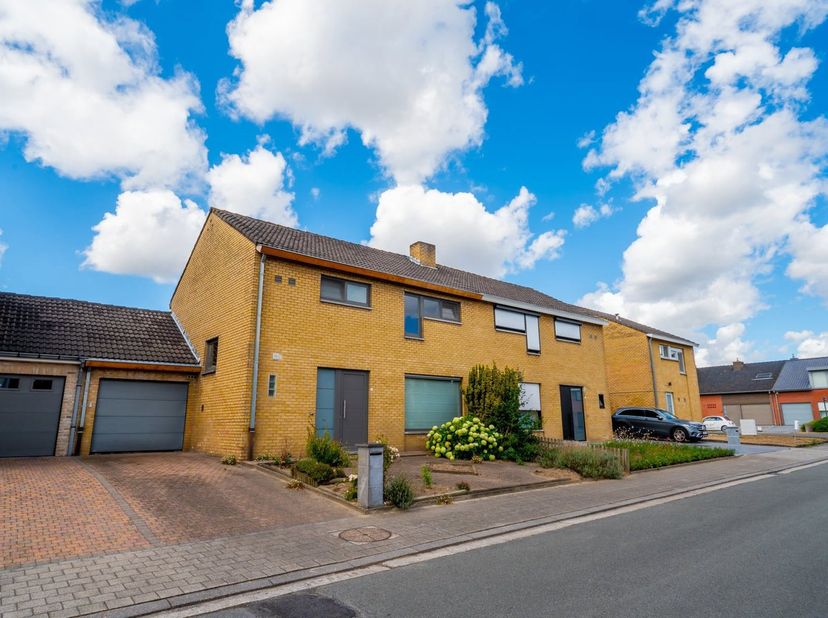 Bent u op zoek naar een instapklare gezinswoning waar ruimte en een aangename ligging hand in hand gaan? Dan is deze woning in een rustige woonwijk be