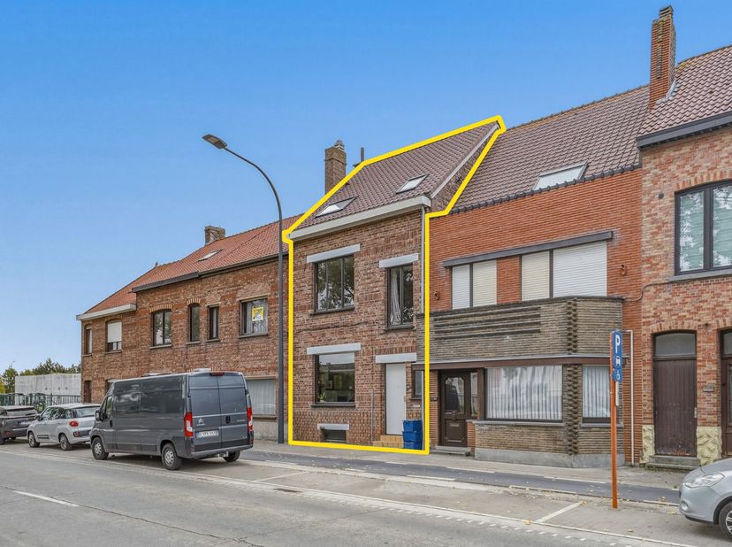Ontdek deze ruime rijwoning in Zandvoorde, gelegen op een perceel van 178 m² met een zonnige zuidwestgerichte tuin van ca. 105 m². De woning biedt een