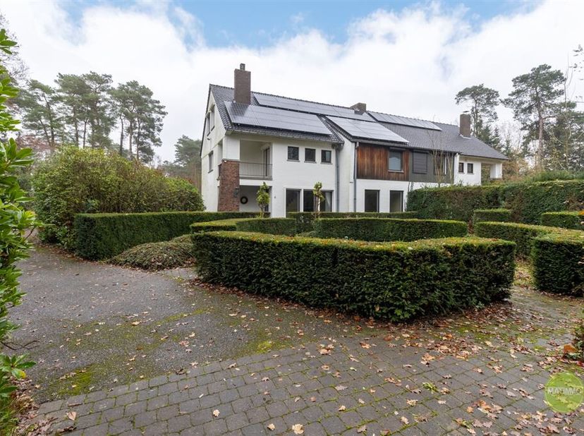 Bienvenue dans cette impressionnante maison familiale située à Balen. Cette spacieuse propriété de 352m² est parfaite pour les familles à la recherche