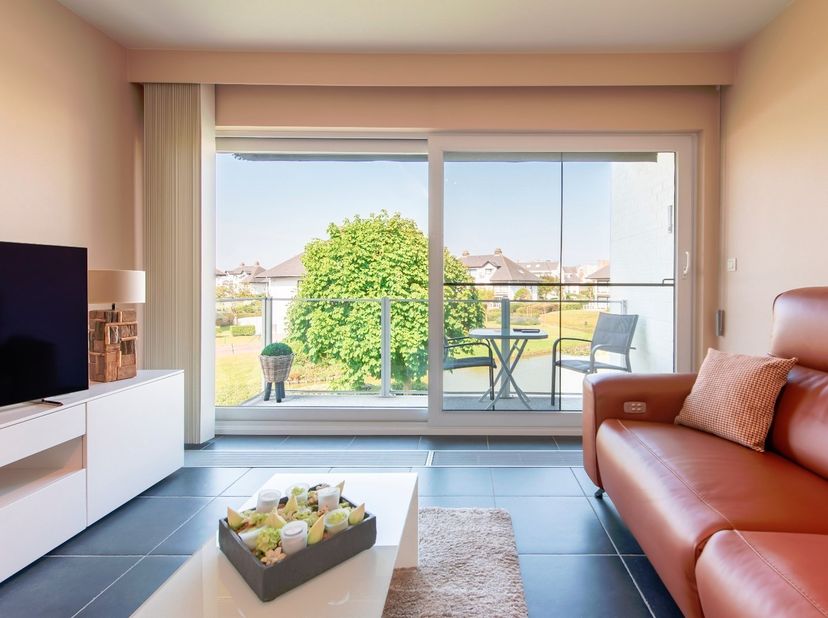 Ontdek dit charmante en lichtrijke appartement van 78 m², ideaal gelegen en met een gunstige EPC-score C. De ruime open leefruimte geniet van veel nat