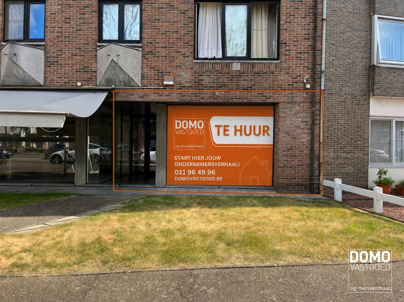 Deze commerciële ruimte is uitstekend gelegen in het centrum van Kermt en biedt een interessante opportuniteit voor wie op zoek is naar een winkelruim