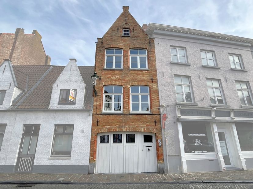 Op een uitstekende locatie, vlakbij de Kruispoort en op wandelafstand van het historische centrum van Brugge, bevindt zich deze volledig gerenoveerde
