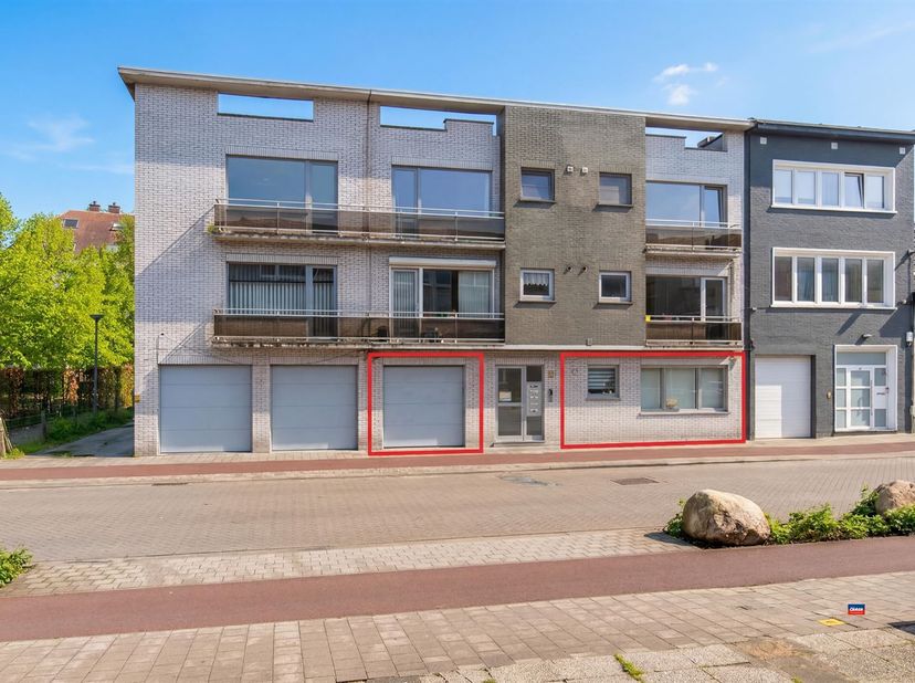 WILRIJK | APPARTEMENT DE DEUX CHAMBRES AU REZ-DE-CHAUSSÉE, TRÈS BIEN SITUÉ, AVEC JARDIN ET PLACE DE GARAGE | EPC C |<br />
Agencement : hall d'entrée