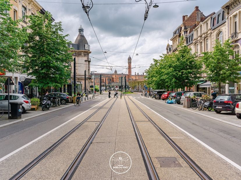 Ligging<br />
Centraal gelegen in de Koningin Elisabethlaan op wandelafstand van het Sint Pieters Station te Gent. Een makkelijke verbinding met het o