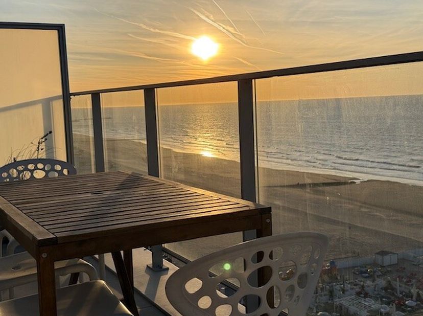 [[ DIT PAND NEEMT DEEL AAN DE ERA OPEN HUIZEN DAG OP 13/6 VAN 16:00 TOT 17:00 ]] Blankenberge: Penthouse met prachtig zeezicht en 2 ruime terrassen te