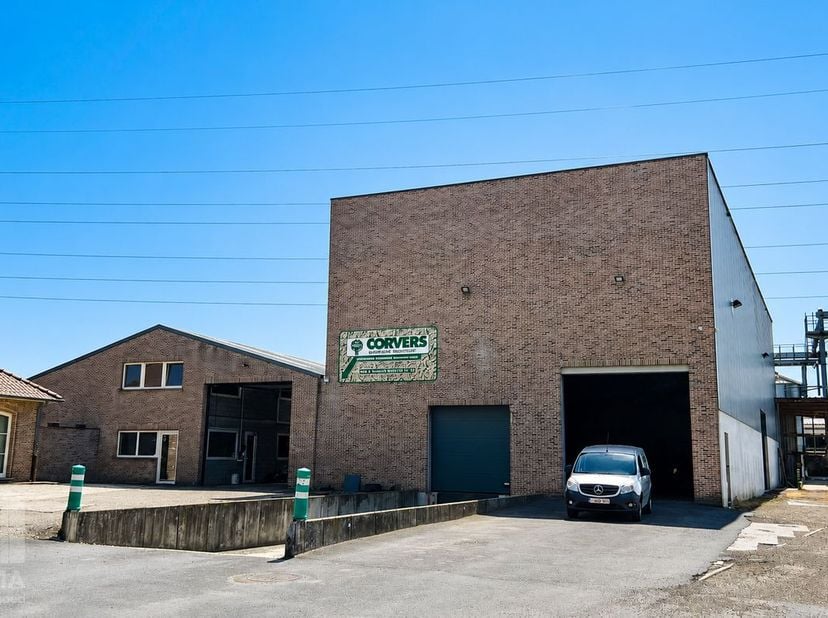Multifunctioneel bedrijfsgebouw te huur, bestaande uit twee magazijnruimtes en een kantoor. Dankzij de strategische ligging geniet deze site van een u