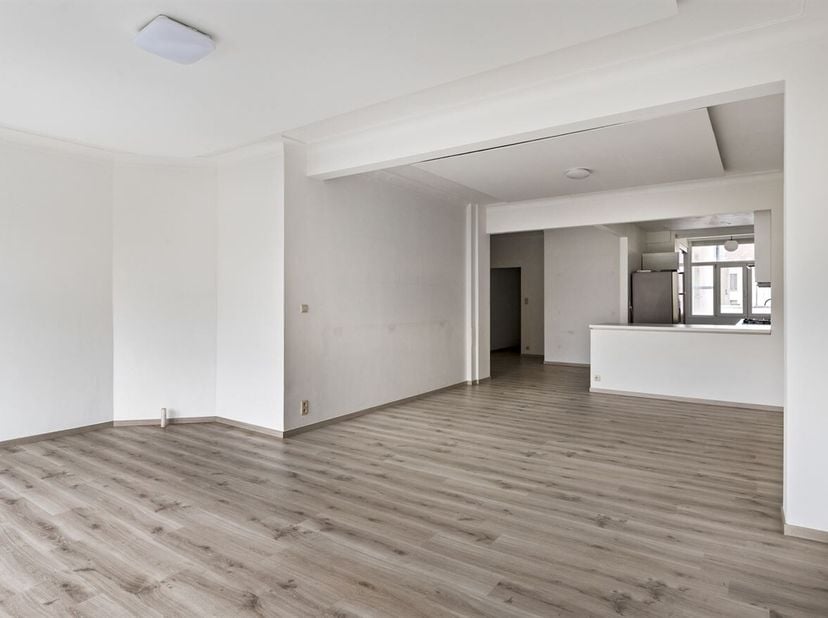 Situation : L'appartement situé à Van Eycklei 10A est idéalement situé en face du Stadspark, une oasis de verdure au coeur d'Anvers. Grâce à cet empla