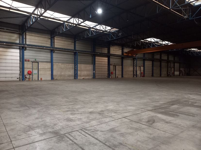 Modern en functioneel nieuwbouwproject op gunstig gelegen semi-industriële / logistieke site te Genk langsheen de Oosterring (N750). Op een steenworp
