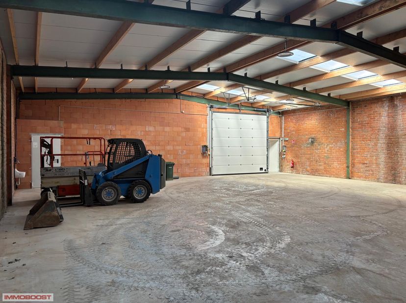 Groot magazijn met extra buitenruimte,<br />
TOPLOCATIE Boomsesteenweg, A12.<br />
<br />
professionele MAGAZIJN - UNIT van 205m² met extra buitenruim