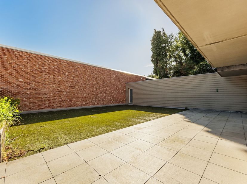 IN OPTIE  !!! Welkom bij dit stijlvolle en ruim appartement gelegen in het hart van Koningshooikt, op een steenworp van de authentieke stad Lier. Deze