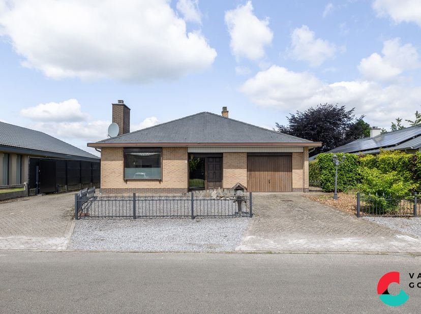 Gelijkvloerse gezinswoning met een ruime werkplaats van 140m² op een perceel van 10 are 16 ca.<br />
De woning is voorzien van 4 slaapkamers, een inpa