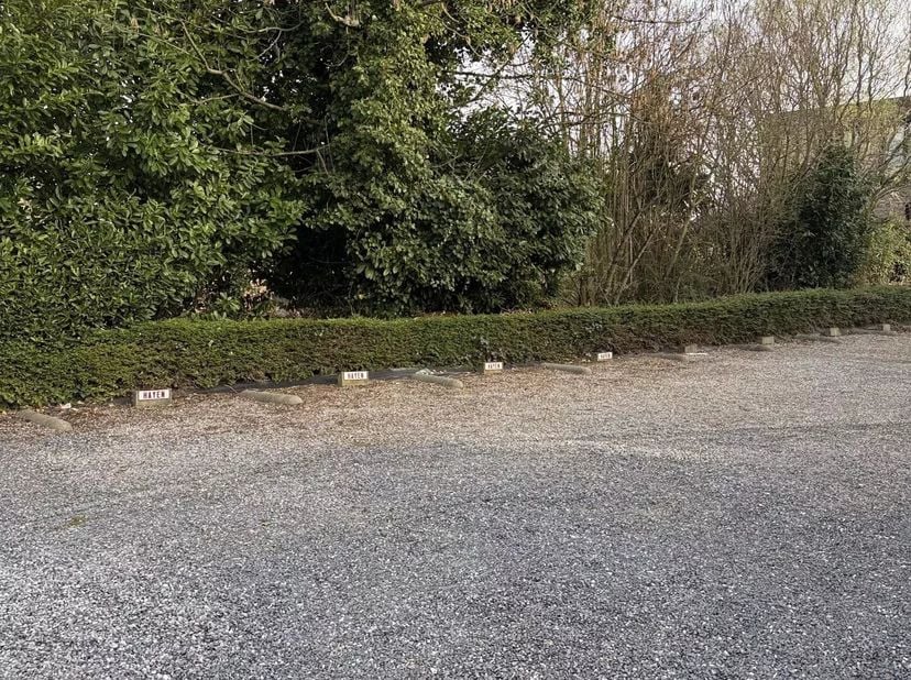 Op de Tongersesteenweg 7 worden meerdere parkeerplaatsen te huur aangeboden op een afgesloten terrein. De parking is toegankelijk via een automatische