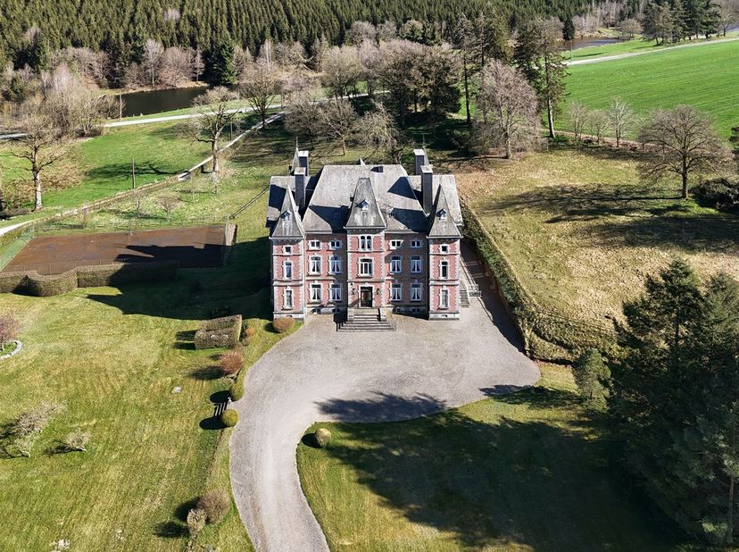 Uitzonderlijk landgoed van 20 ha in Tenneville, in het gehucht Grainchamps.<br />
Gelegen aan de poort van de Ardennen, biedt deze prachtige landelij