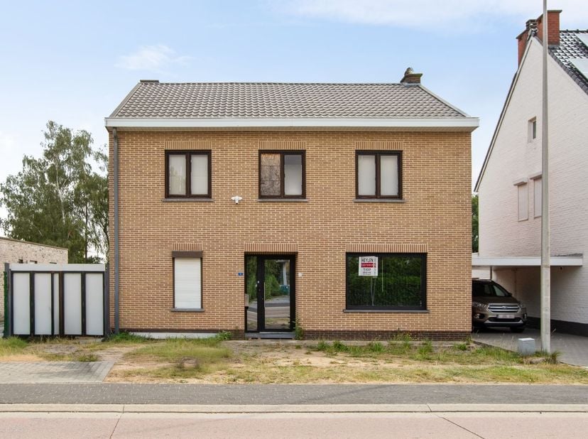 Verder af te werken woning op uitzonderlijk perceel van 2.427 m² in Lanaken<br />
<br />
Bent u op zoek naar een woning die u volledig naar eigen sm