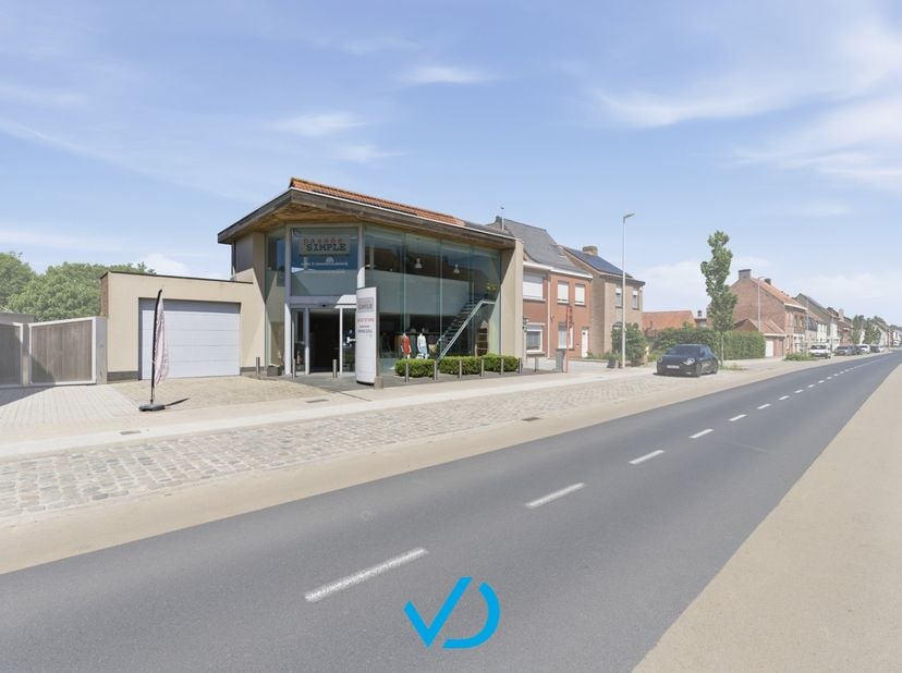 Op een uitstekende commerciële ligging langs de Zonnebeekseweg, met een vlotte verbinding naar het centrum van Ieper, de A19 en diverse belangrijke in