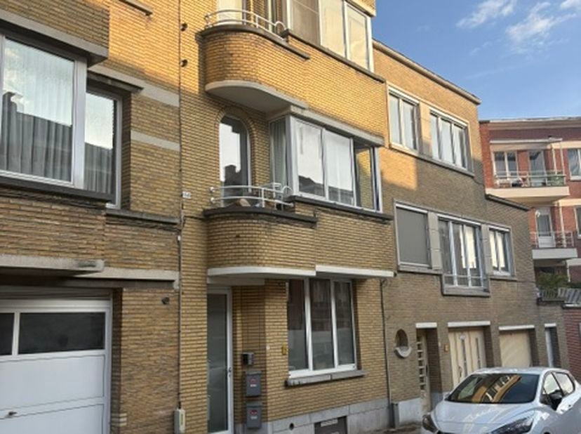 Duplex studio met tuin in hartje Leuven, veel lichtinval, opfrisbeurt nodig. Rustige buurt op toplocatie.
