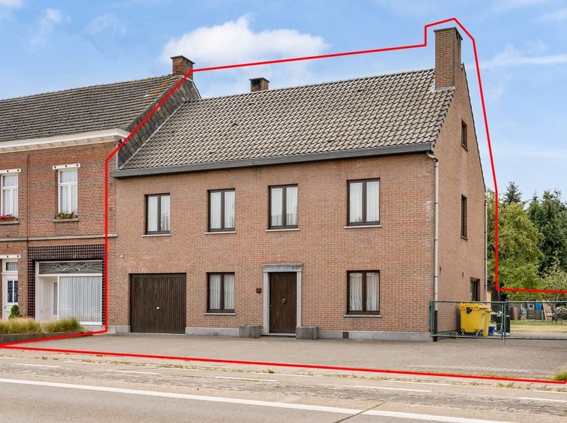 TE KOOP | Ruime halfopen bebouwing met tuin in Booischot.<br />
<br />
Op zoek naar een ruime en degelijke gezinswoning met veel mogelijkheden?<br />
