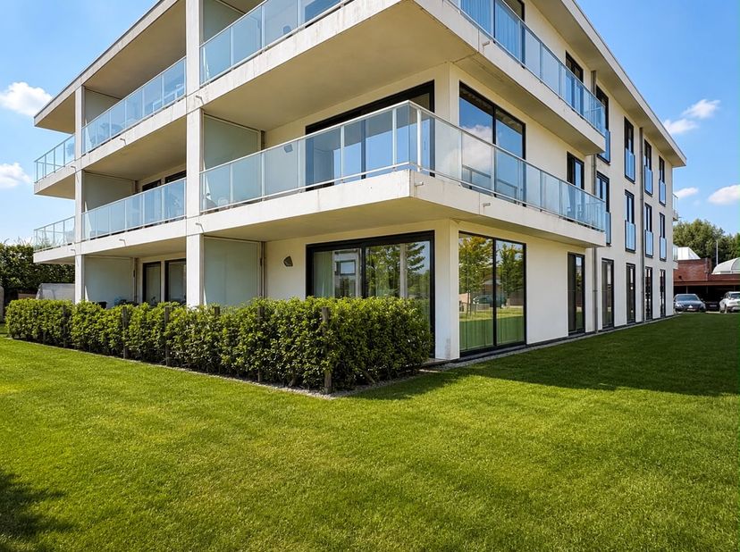Modern gelijkvloers appartement met 2 slaapkamers, lichtrijke leefruimte en terras dichtbij Kortrijk. <br />
<br />
Bij het appartement dient er een k