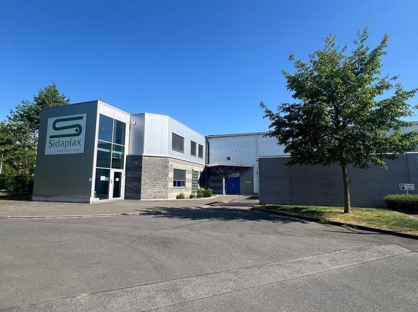 6.891m² d'entrepôt avec entreposage extérieur (1250m²) et 918m² de bureaux<br />
Emplacement : dans le port de Gand, près de la sortie R4/John F. Kenn