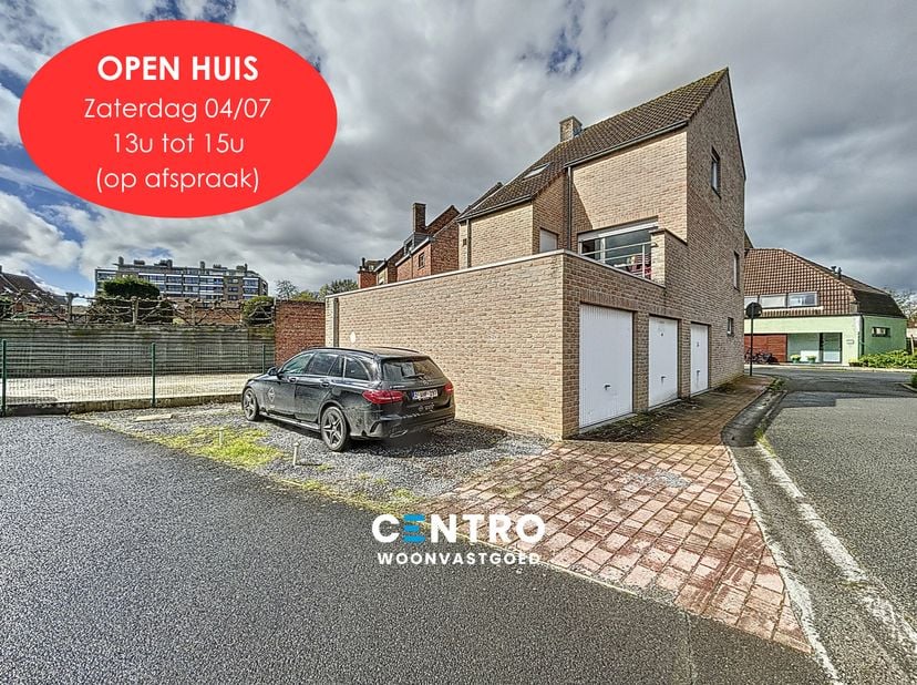 INTERESSANT woning met 4 garages, autostaanplaats en terras te Assebroek!<br />
<br />
INDELING:<br />
Gelijkvloers:&amp;nbsp;<br />
Inkomhal - 4 garagebo