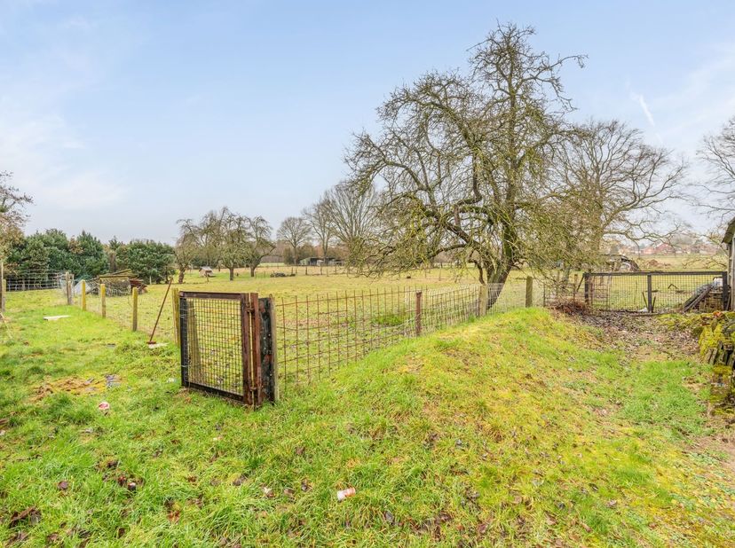 Commercieel gelegen eigendom met woning en achterliggende landbouwgrond <br />
<br />
Bent u op zoek naar een eigendom waar wonen en werken perfect