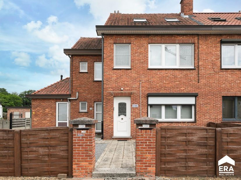 Instapklaar duplexappartement met 2 slaapkamers, garage en gezellige tuin op een uitstekende locatie in Beringen. Ideaal als starterswoning of interes