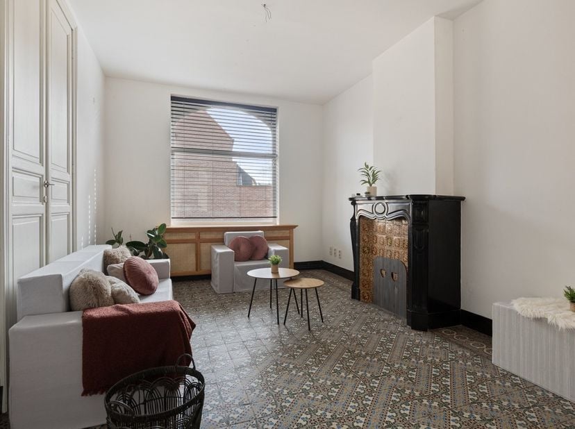 In de Bruggestraat, in het centrum van Zwevezele, bevindt zich dit knappe herenhuis met een bewoonbare oppervlakte van maar liefst 345 m², gelegen op