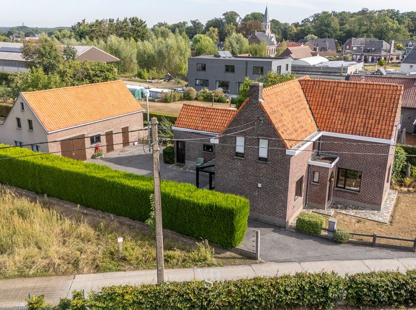 Karaktervolle eigendom op een unieke locatie in het groene Vurste.<br />
<br />
De eigendom wordt gekenmerkt door een authentieke stijl en indeling. Z